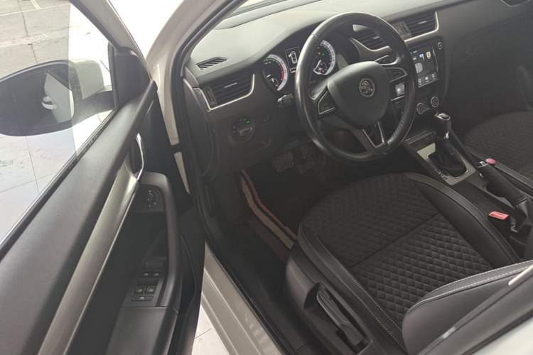 Used Skoda Octavia 2018 1.6L Automatic Luxury Edition Driver Seat