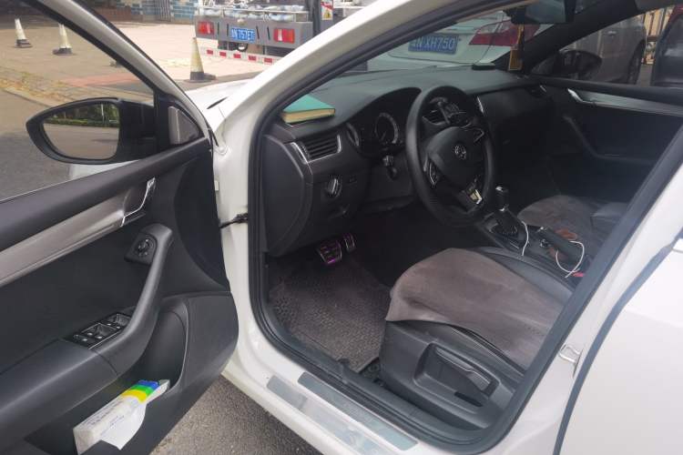 Used Skoda Octavia 2018 1.6L Automatic Luxury Edition Driver Seat