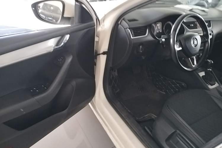 Used Skoda Octavia 2018 1.6L Automatic Luxury Edition Driver Seat