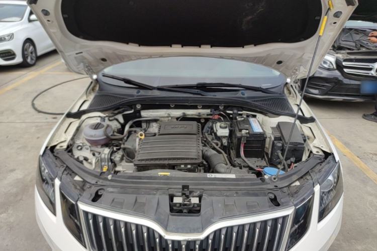 Used Skoda Octavia 2018 1.6L Automatic Luxury Edition Engine Bay