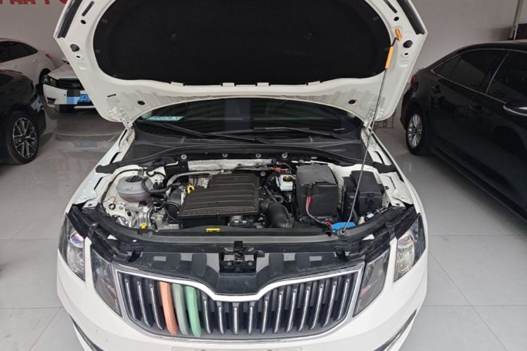 Used Skoda Octavia 2018 1.6L Automatic Luxury Edition Engine Bay