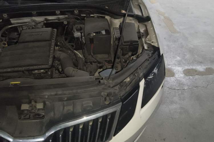 Used Skoda Octavia 2018 1.6L Automatic Luxury Edition Engine Bay Left