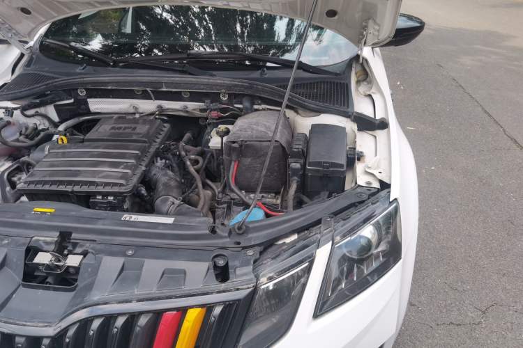 Used Skoda Octavia 2018 1.6L Automatic Luxury Edition Engine Bay Left