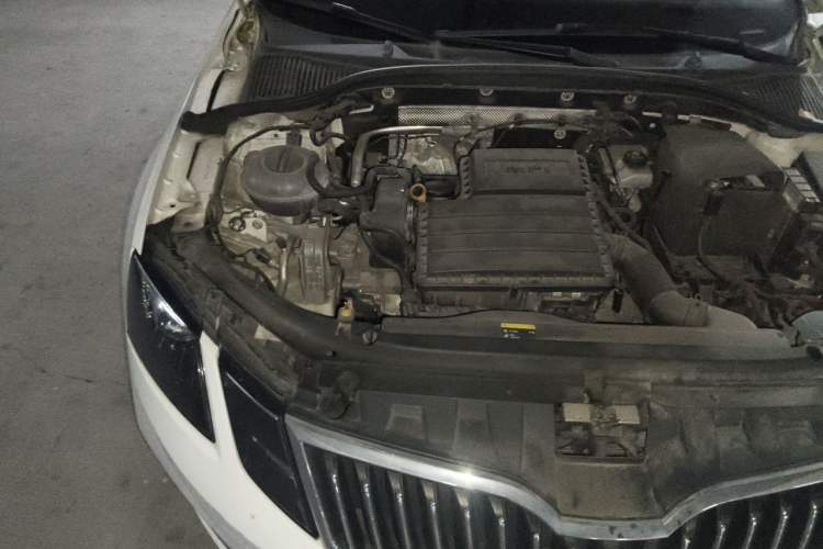 Used Skoda Octavia 2018 1.6L Automatic Luxury Edition Engine Bay Right