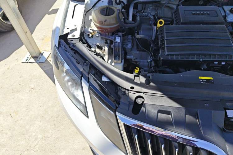 Used Skoda Octavia 2018 1.6L Automatic Comfort Edition Engine Bay Right