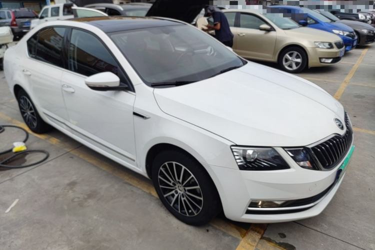 Used Skoda Octavia 2018 1.6L Automatic Luxury Edition Exterior 1