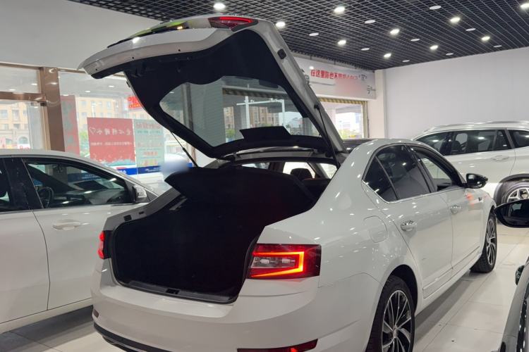 Used Skoda Octavia 2018 TSI280 DSG Luxury Edition Exterior 1