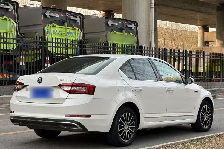 Used Skoda Octavia 2018 TSI230 DSG Luxury Edition Exterior 12
