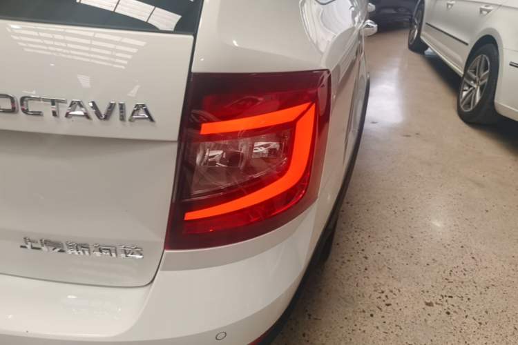 Used Skoda Octavia 2018 Station Wagon TSI280 DSG Luxury Edition Exterior 2