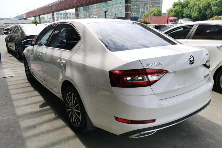 Used Skoda Octavia 2018 1.6L Automatic Luxury Edition Exterior 2