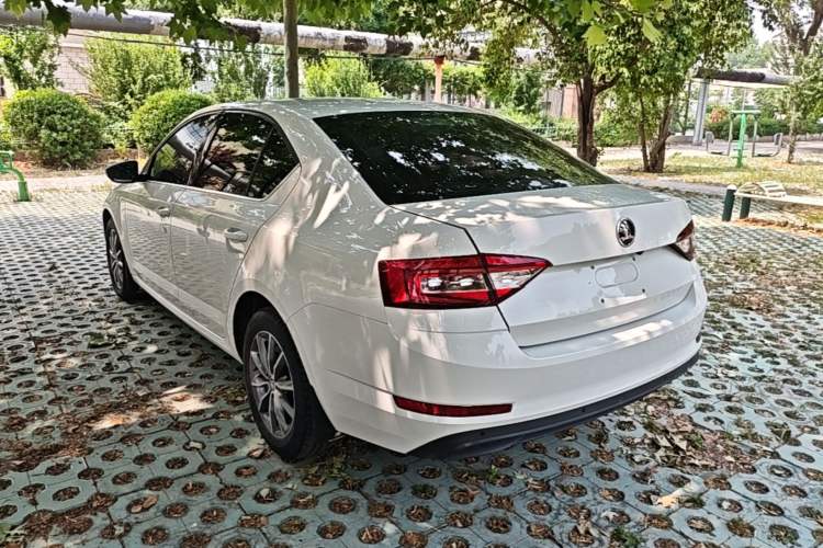 Used Skoda Octavia 2018 1.6L Automatic Comfort Edition Exterior 2