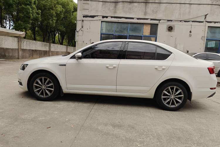 Used Skoda Octavia 2018 1.6L Automatic Comfort Edition Exterior 3