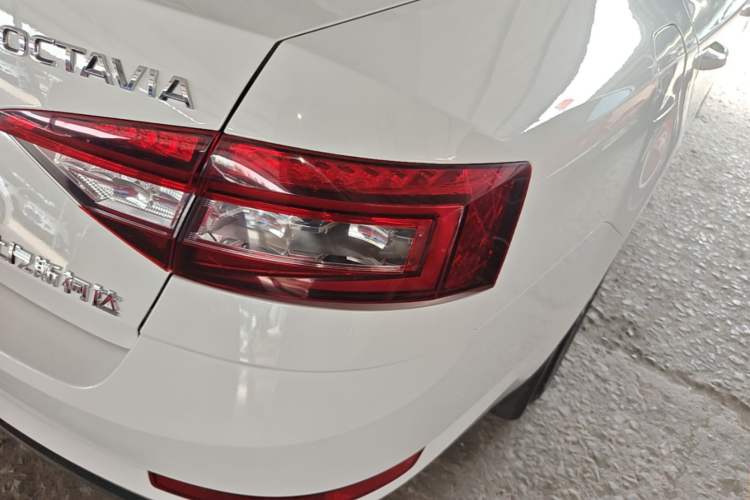 Used Skoda Octavia 2018 1.6L Automatic Luxury Edition Exterior 3