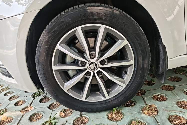 Used Skoda Octavia 2018 1.6L Automatic Comfort Edition Exterior 4