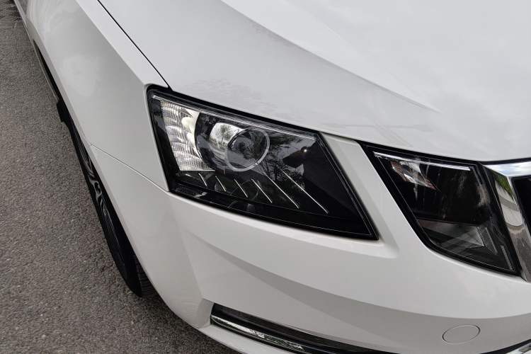Used Skoda Octavia 2018 TSI230 DSG Luxury Edition Exterior 6