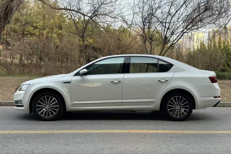 Used Skoda Octavia 2018 TSI230 DSG Luxury Edition Exterior 9