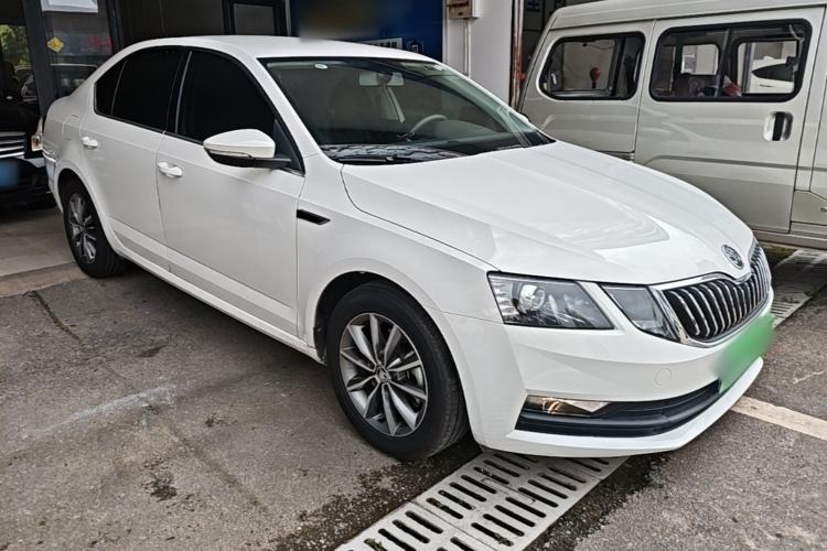 Used Skoda Octavia 2018 1.6L Automatic Comfort Edition Front Right 45 Deg