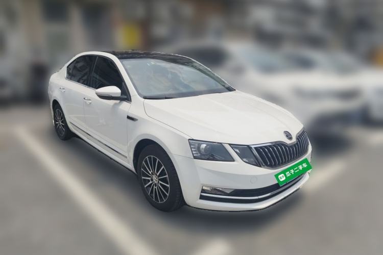Used Skoda Octavia 2018 1.6L Automatic Luxury Edition Front Right 45 Deg