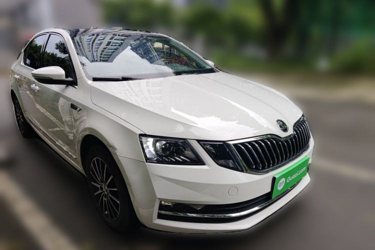 Used Skoda Octavia 2018 1.6L Automatic Luxury Edition Front Right 45 Deg