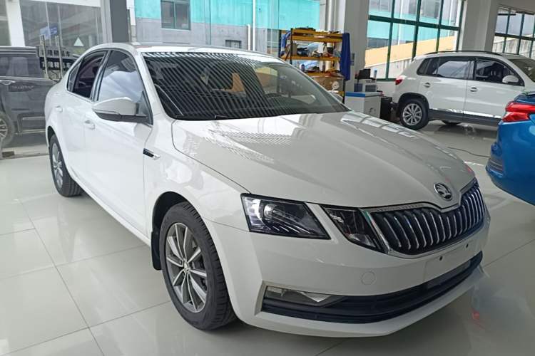 Used Skoda Octavia 2018 1.6L Automatic Comfort Edition Front Right 45 Deg