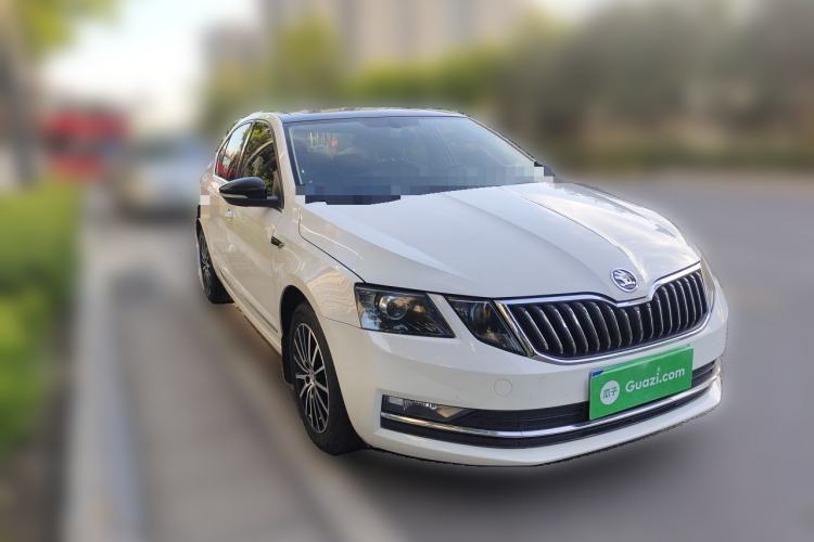 Used Skoda Octavia 2018 1.6L Automatic Luxury Edition Front Right 45 Deg