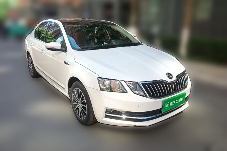 Used Skoda Octavia 2018 1.6L Automatic Luxury Edition Front Right 45 Deg