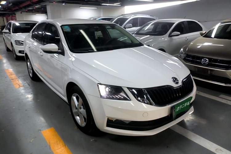 Used Skoda Octavia 2018 1.6L Manual Standard Edition Front Right 45 Deg