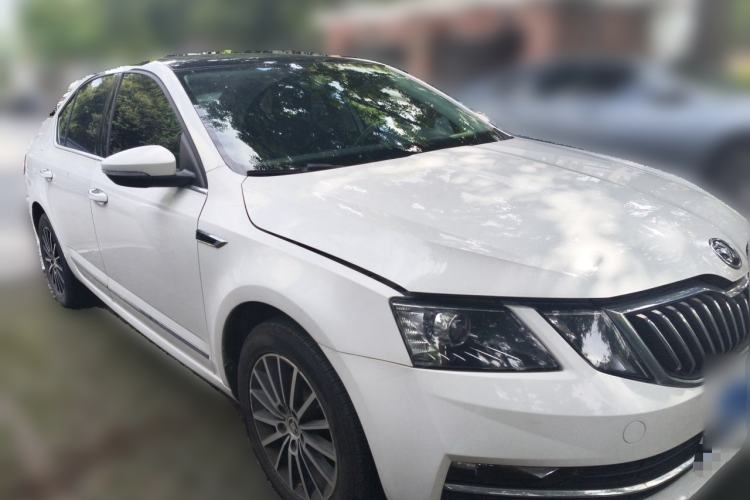 Used Skoda Octavia 2018 1.6L Automatic Luxury Edition Front Right 45 Deg