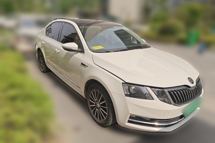 Used Skoda Octavia 2018 1.6L Automatic Luxury Edition Front Right 45 Deg