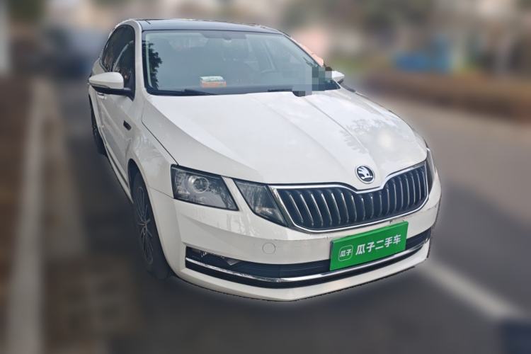 Used Skoda Octavia 2018 1.6L Automatic Luxury Edition Front Right 45 Deg