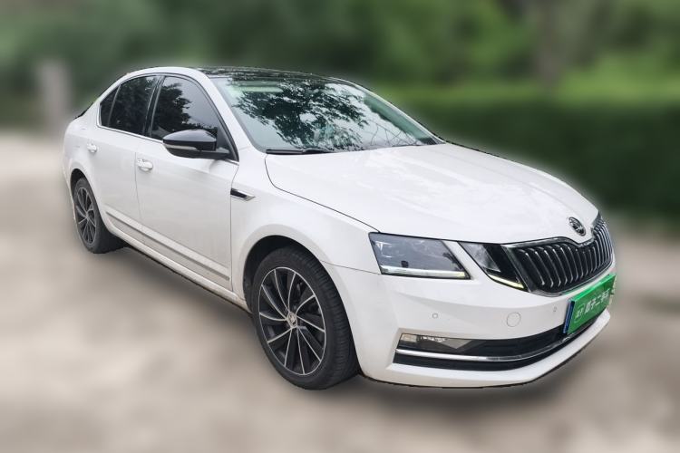 Used Skoda Octavia 2018 TSI280 DSG Luxury Edition Front Right 45 Deg