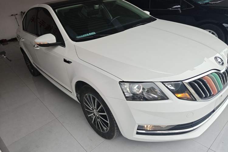 Used Skoda Octavia 2018 1.6L Automatic Luxury Edition Front Right 45 Deg