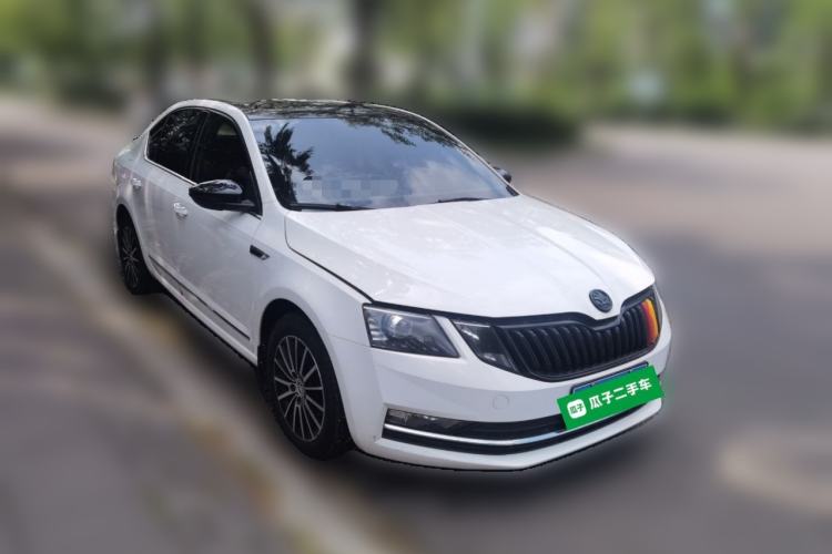 Used Skoda Octavia 2018 1.6L Automatic Luxury Edition Front Right 45 Deg