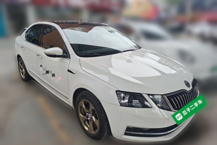 Used Skoda Octavia 2018 1.6L Automatic Luxury Edition Front Right 45 Deg