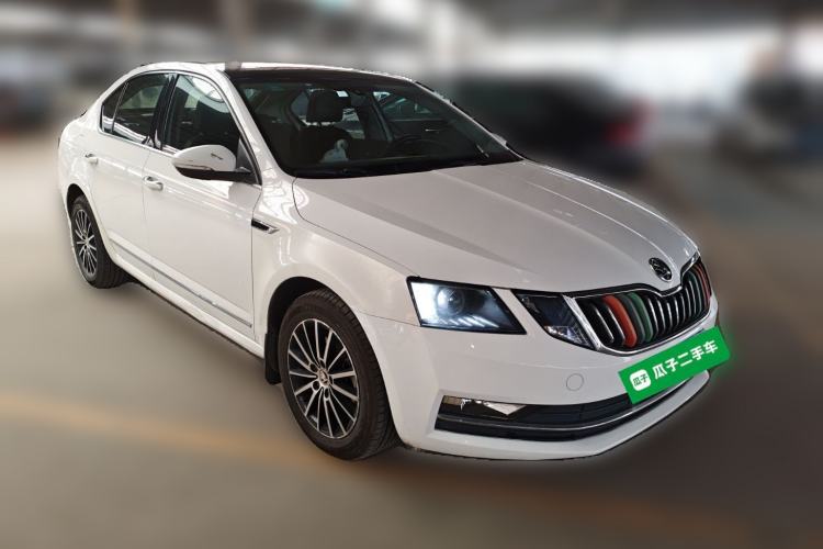 Used Skoda Octavia 2018 1.6L Automatic Luxury Edition Front Right 45 Deg