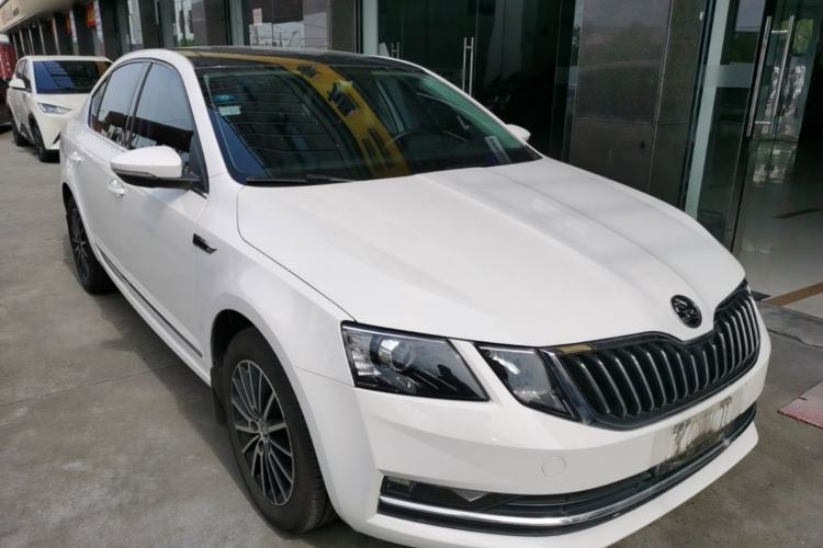 Used Skoda Octavia 2018 1.6L Automatic Luxury Edition Front Right 45 Deg