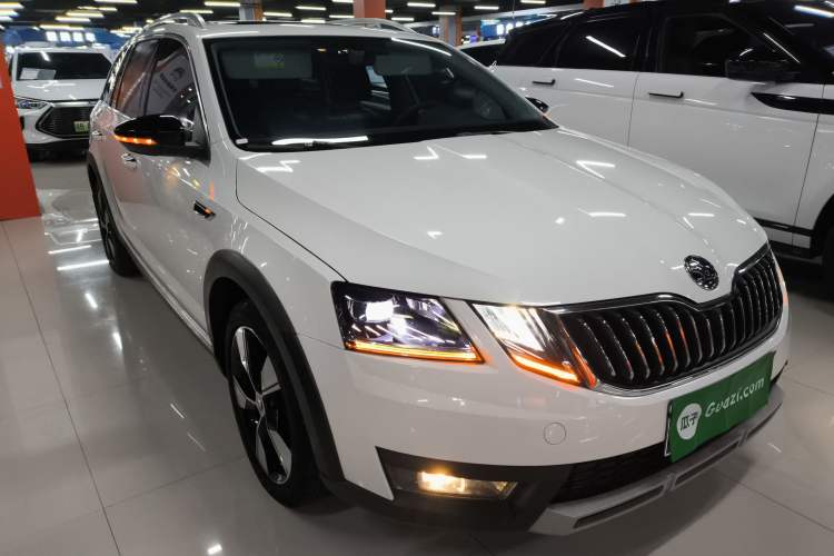 Used Skoda Octavia 2018 Station Wagon TSI280 DSG Luxury Edition Front Right 45 Deg