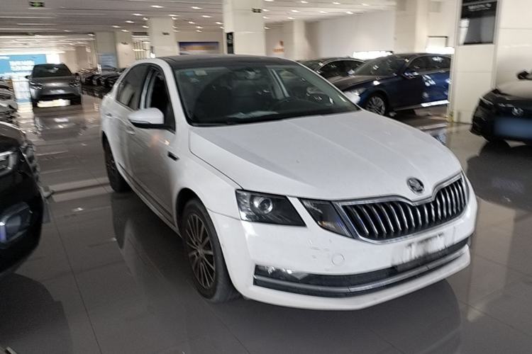 Used Skoda Octavia 2018 1.6L Automatic Luxury Edition Front Right 45 Deg