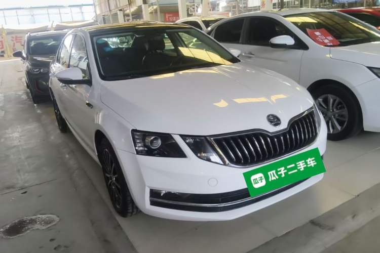 Used Skoda Octavia 2018 1.6L Automatic Luxury Edition Front Right 45 Deg