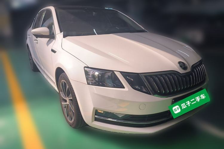 Used Skoda Octavia 2018 1.6L Automatic Luxury Edition Front Right 45 Deg