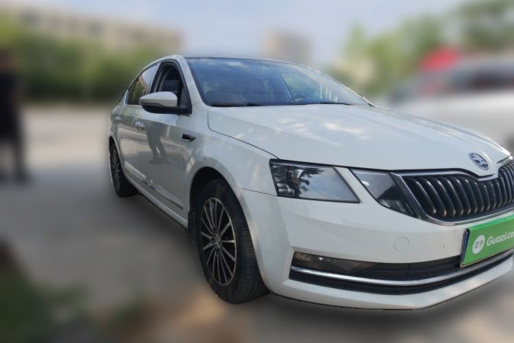 Used Skoda Octavia 2018 1.6L Automatic Luxury Edition Front Right 45 Deg