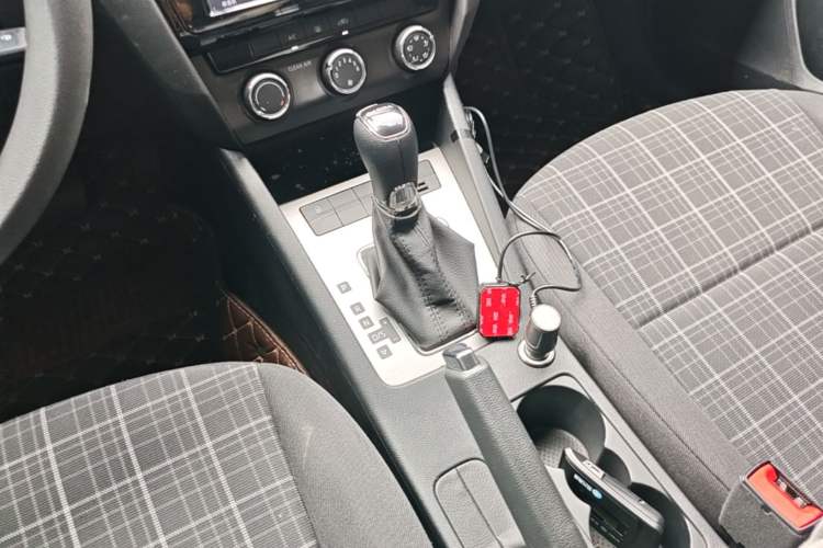 Used Skoda Octavia 2018 1.6L Automatic Comfort Edition Gear Lever