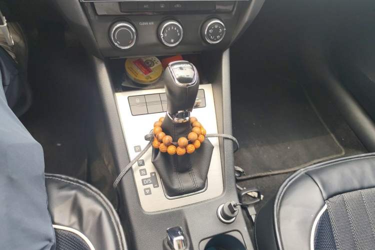 Used Skoda Octavia 2018 1.6L Automatic Luxury Edition Gear Lever