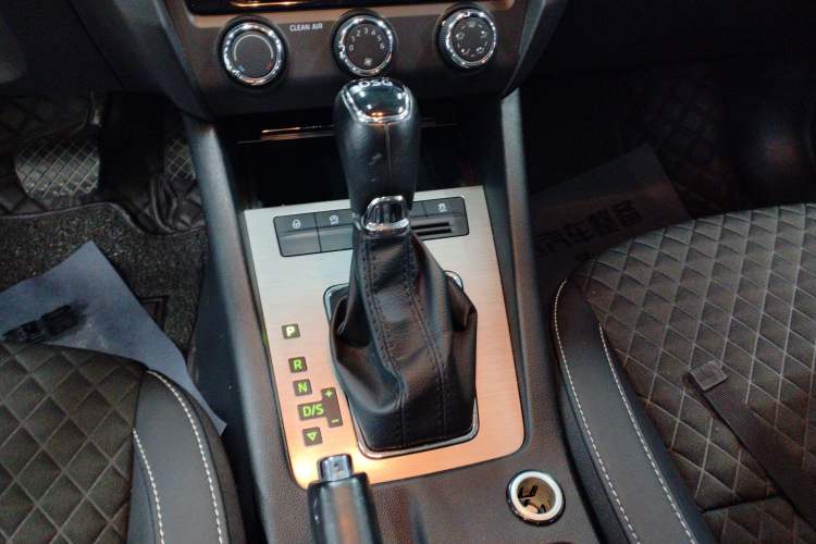 Used Skoda Octavia 2018 TSI230 DSG Luxury Edition Gear Lever