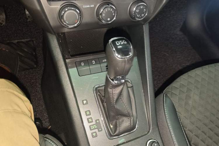 Used Skoda Octavia 2018 Station Wagon TSI280 DSG Luxury Edition Gear Lever