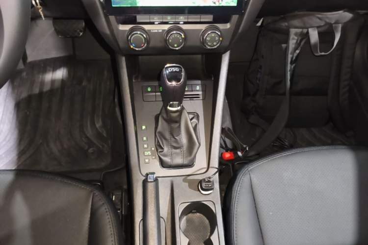 Used Skoda Octavia 2018 Station Wagon TSI230 DSG Comfort Edition Gear Lever