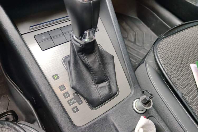 Used Skoda Octavia 2018 1.6L Automatic Luxury Edition Gear Lever