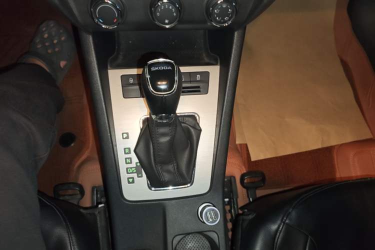 Used Skoda Octavia 2018 1.6L Automatic Comfort Edition Gear Lever