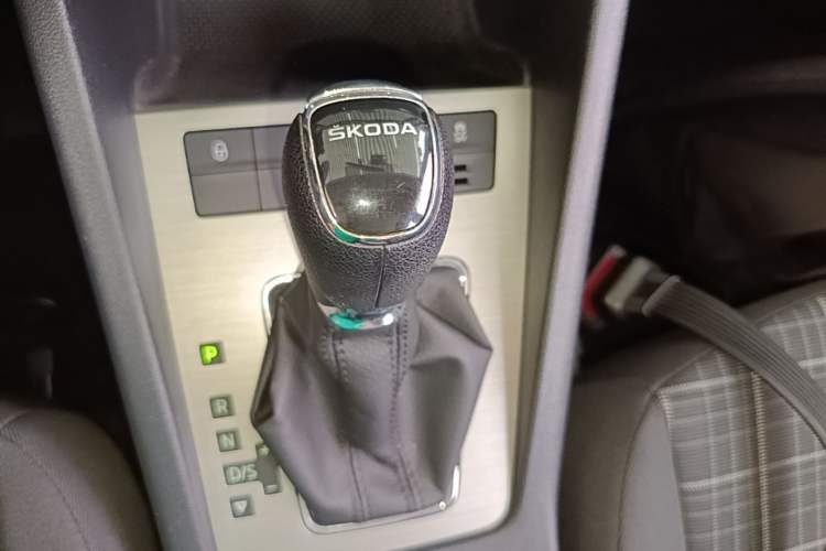 Used Skoda Octavia 2018 1.6L Automatic Comfort Edition Gear Lever