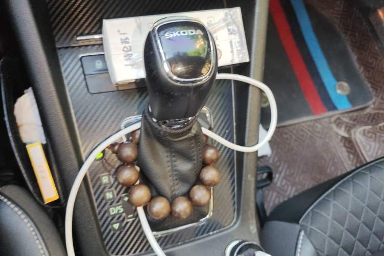Used Skoda Octavia 2018 1.6L Automatic Luxury Edition Gear Lever